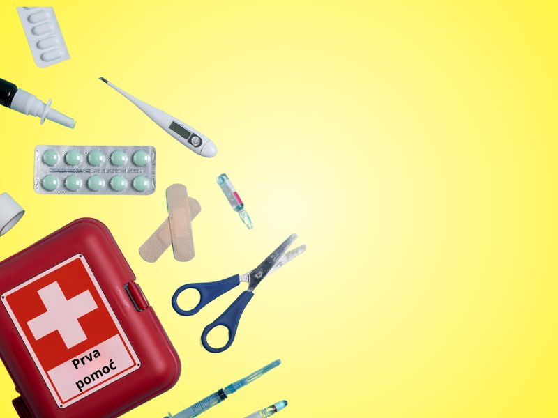 Antipiretici i analgetici su neophodni u letnjoj apoteci za decu, poput paracetamola i ibuprofena, prilagođeni različitim uzrastima i oblicima.