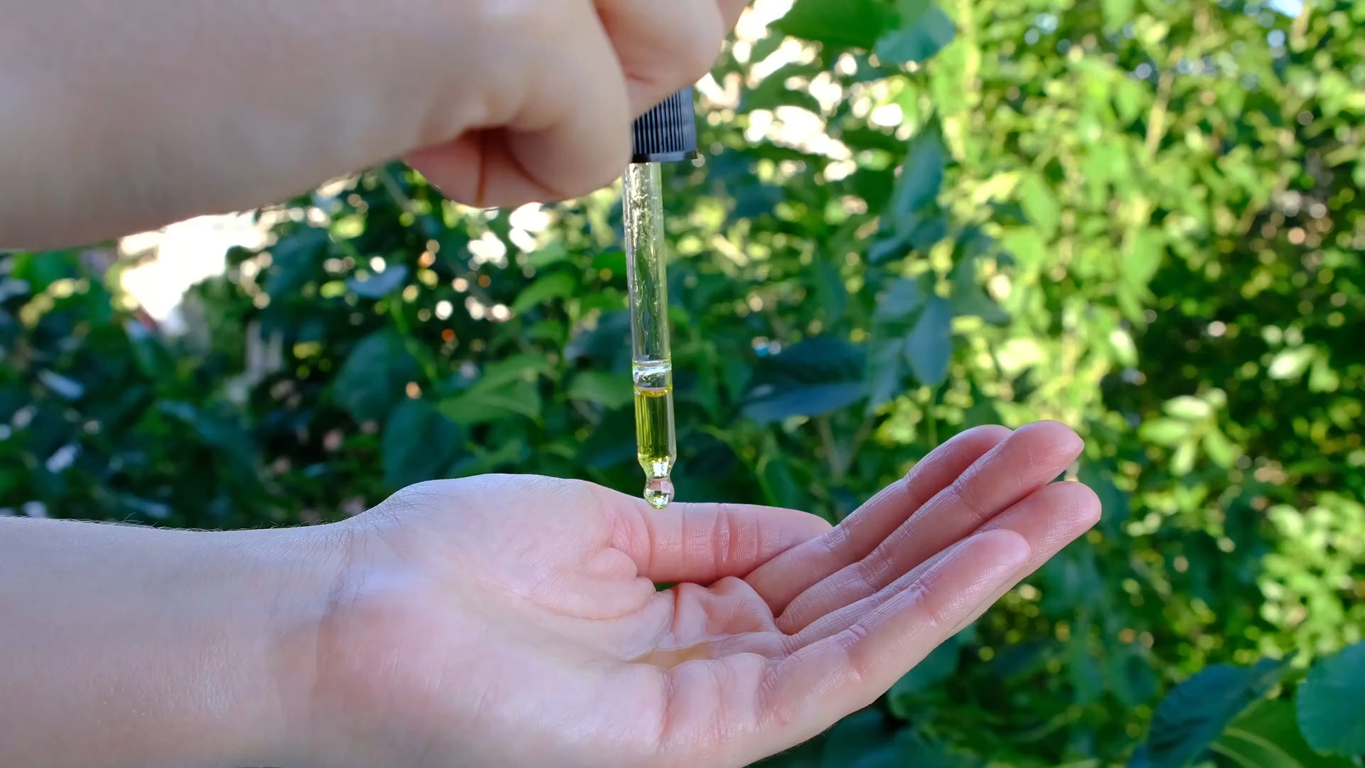 Etarska ulja izazivaju iritacije, alergije i pigmentacije; dermatolozi ih izbegavaju u nezi lica.