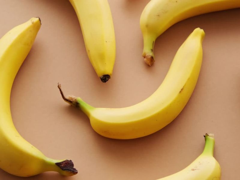 Nekoliko banana na kajsijastoj pozadini