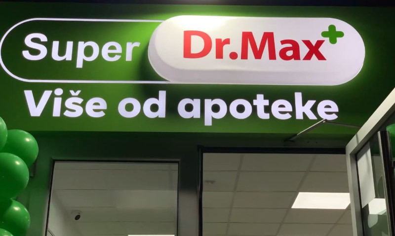Logo Super Dr. Max apoteke na ulazu u radnju
