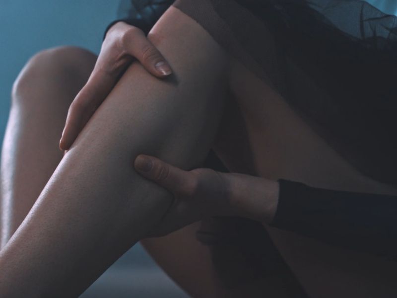 devojka masira list noge