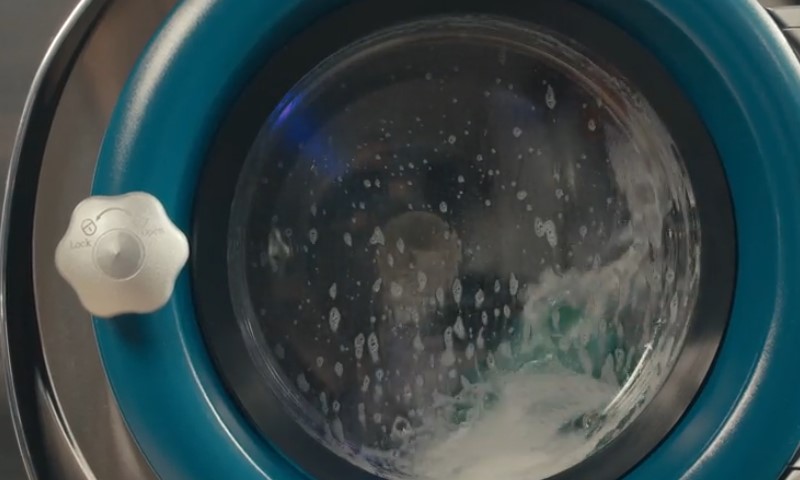 Veš mašina u procesu pranja veša