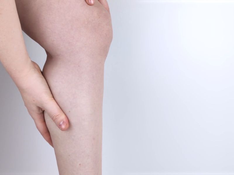 osoba mazi list na nozi koji je boli