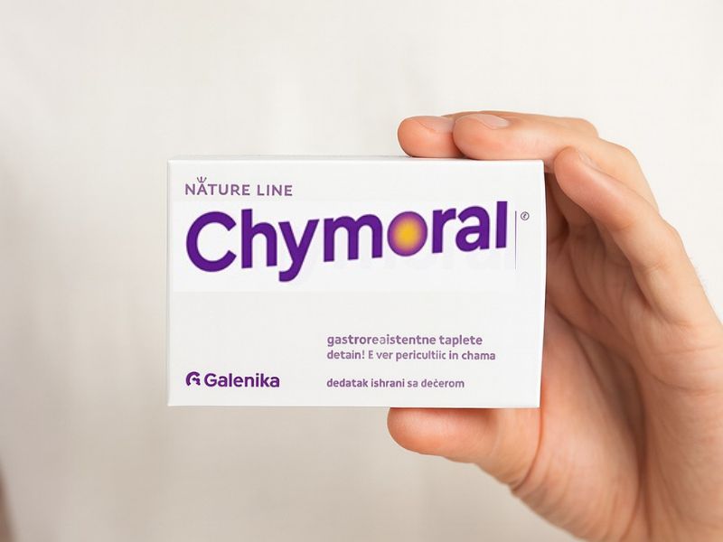 osoba drži Chymoral Forte lek u ruci