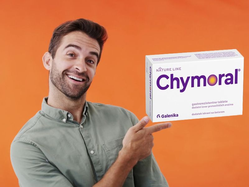 nasmejan momak pokazuje prstom na Chymoral Forte lek