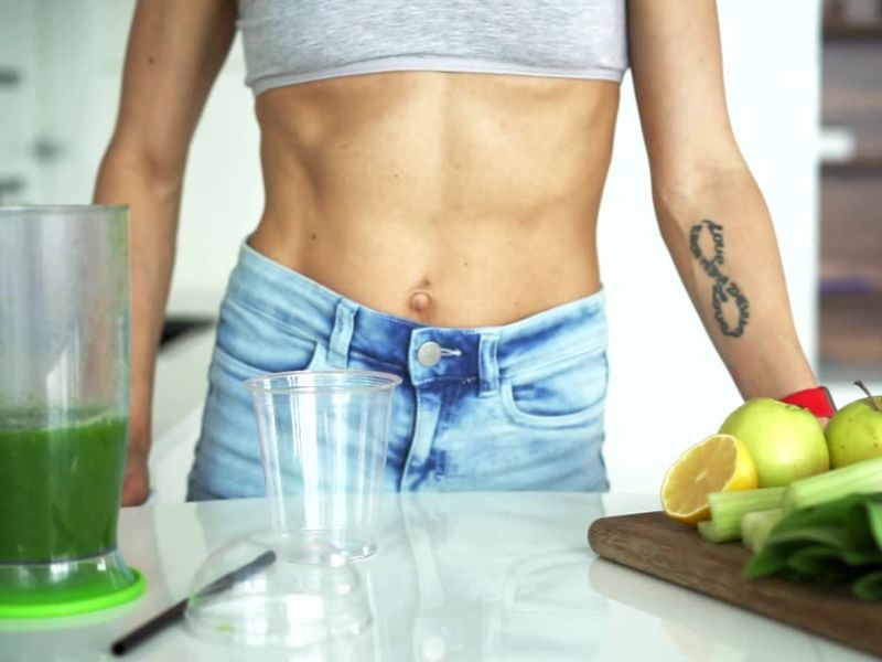 devojka sprema zeleni smuti