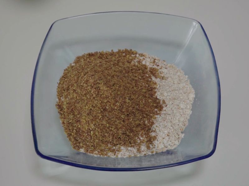 činija sa lanenim semenom i ovsenim pahuljicama