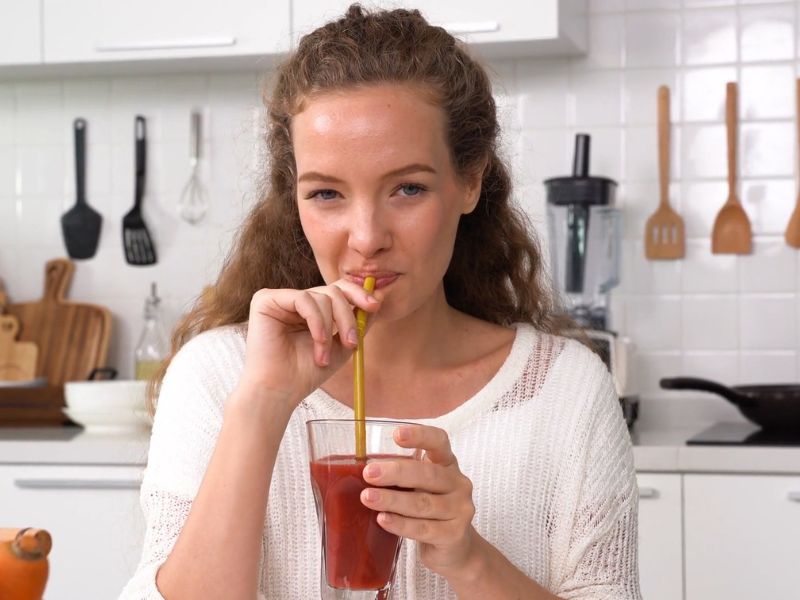 devojka pije sok od cvekle