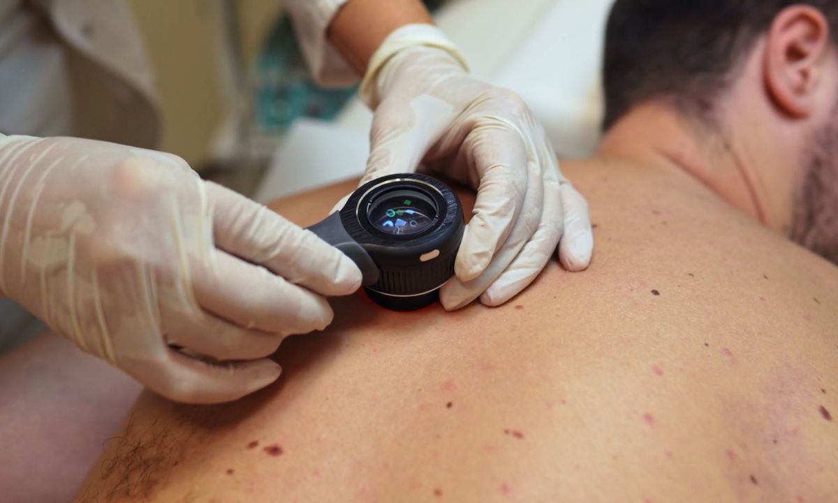 momak na pregledu kod dermatologa