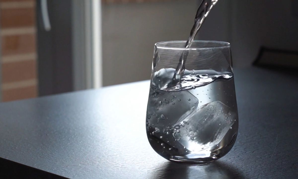 prikaz čaše vode u kojoj je led