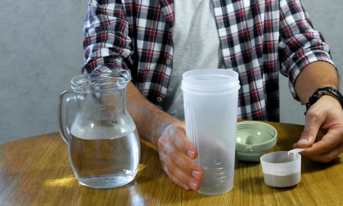 osoba pravi suplement kreatin u šejkeru