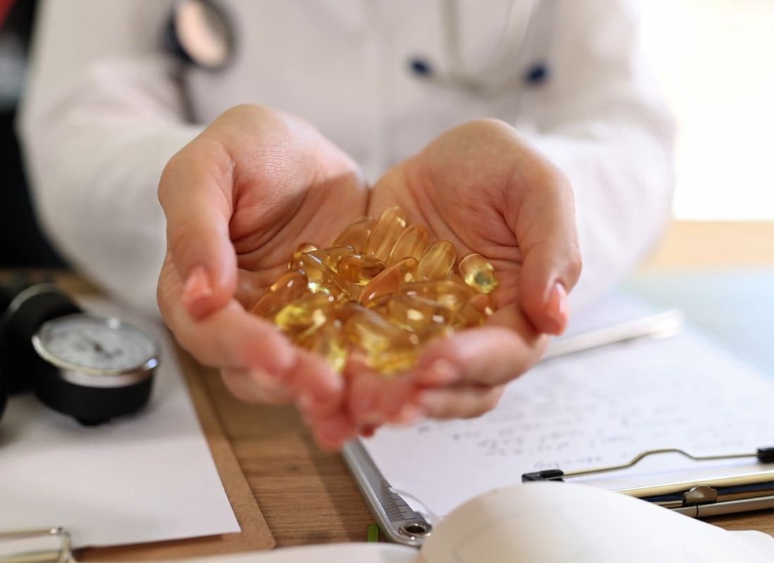 lekar drži omega 3 tablete u rukama