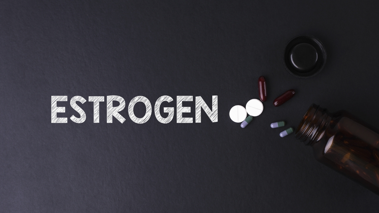 Natpis estrogen pored bočice sa lekovima i tabletama
