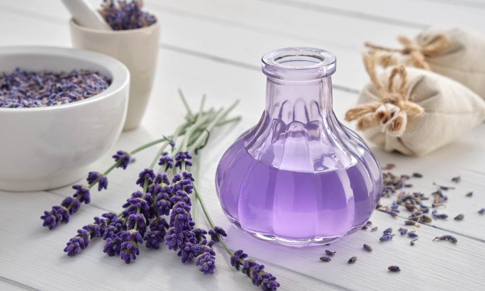 koristi kao prirodni tonik za čišćenje lica, osvežavajući sprej tokom dana ili blago sredstvo za smirivanje kože