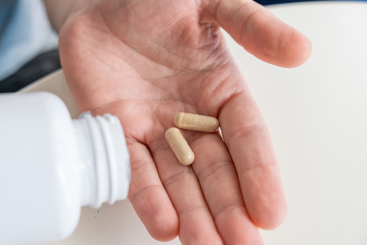 momak drži na dlanu dve tablete