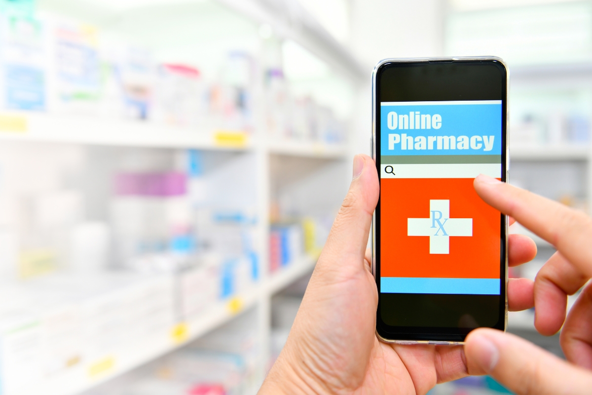 osoba koristi apoteku online
