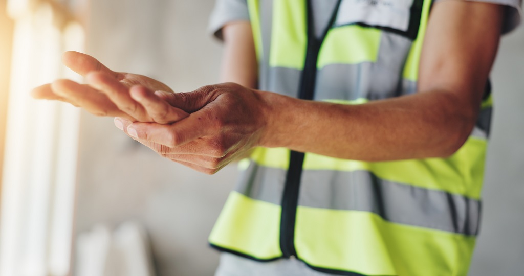 Radnik gleda u svoju šaku koja j povređena