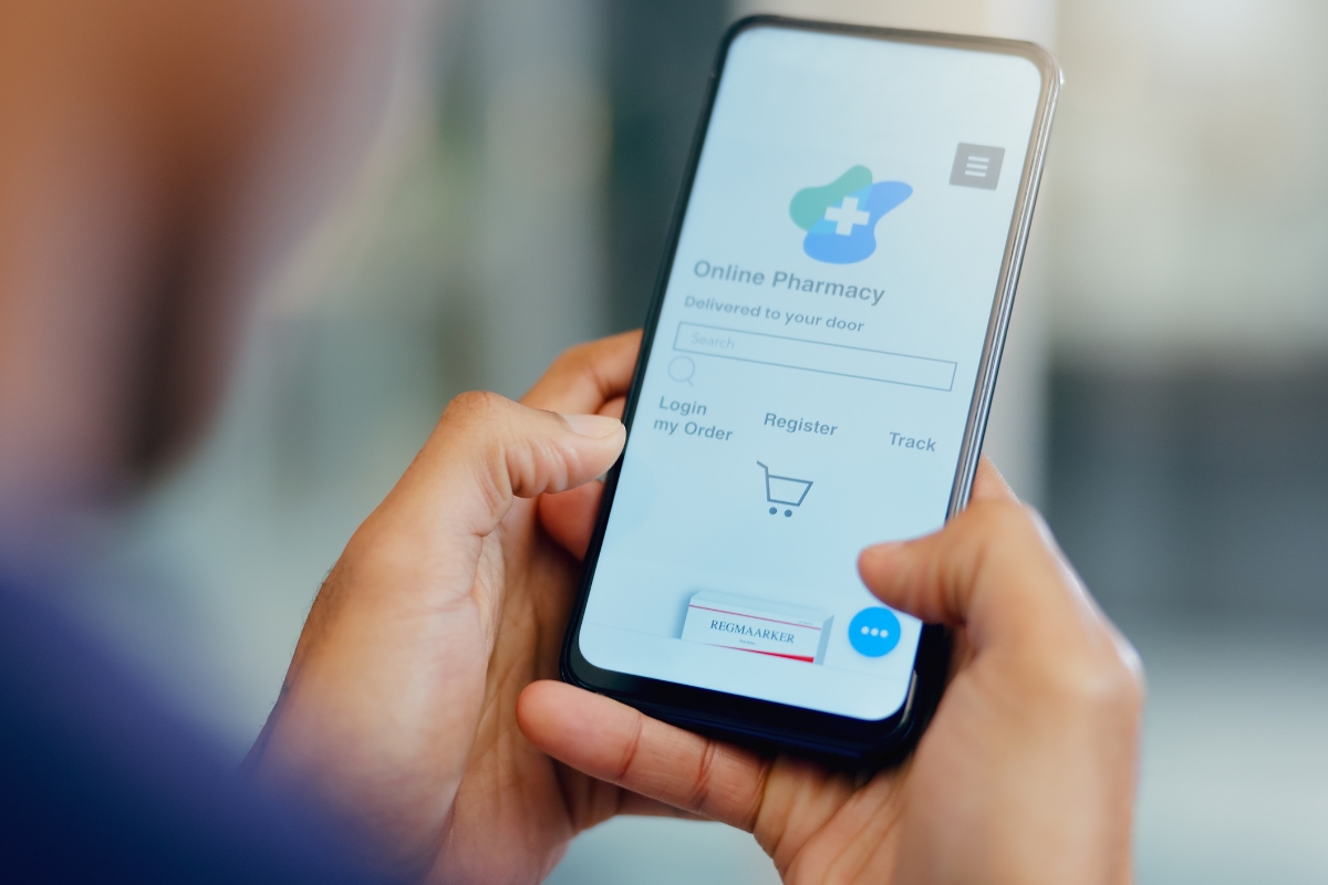 muškarac kupuje lekove online