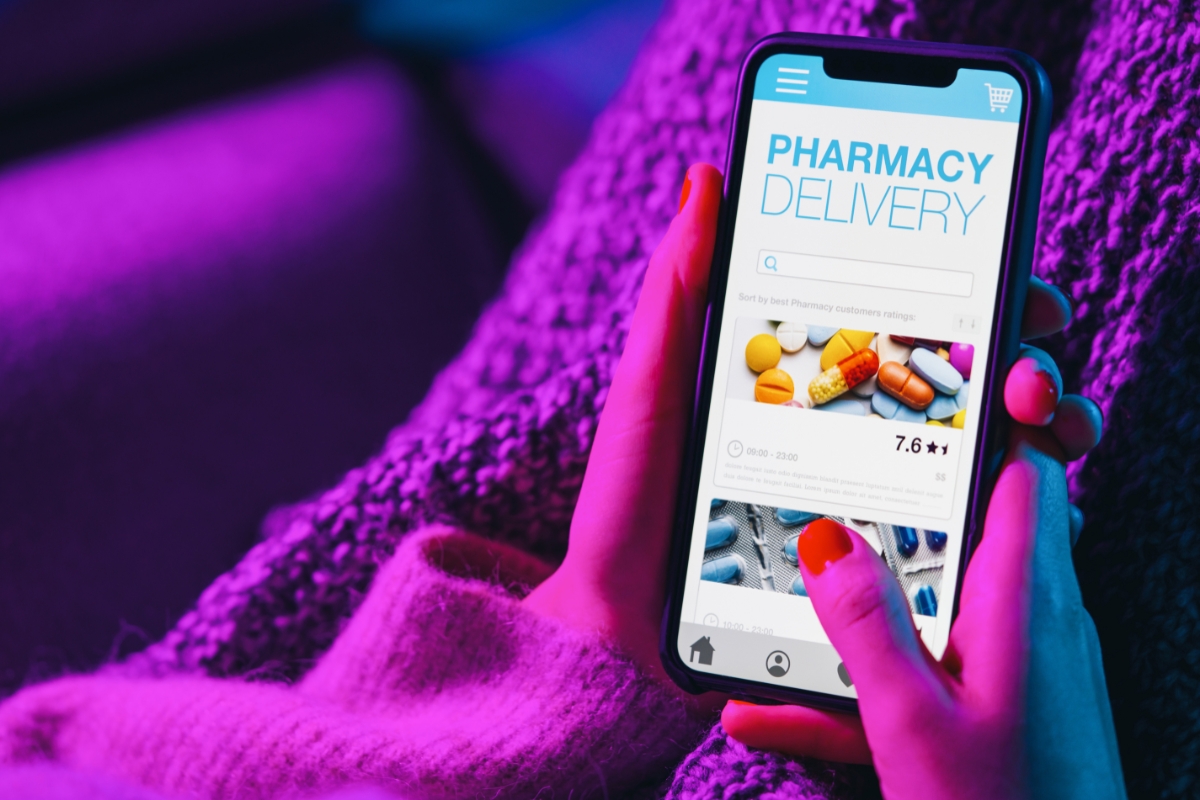 osoba koristi apoteku online