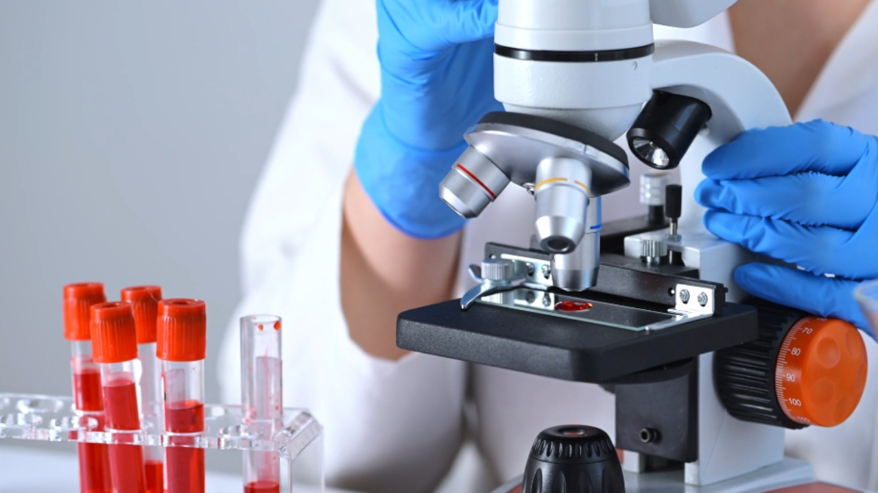 Laboratorijski radnik analizira uzorak krvi pod mikroskopom