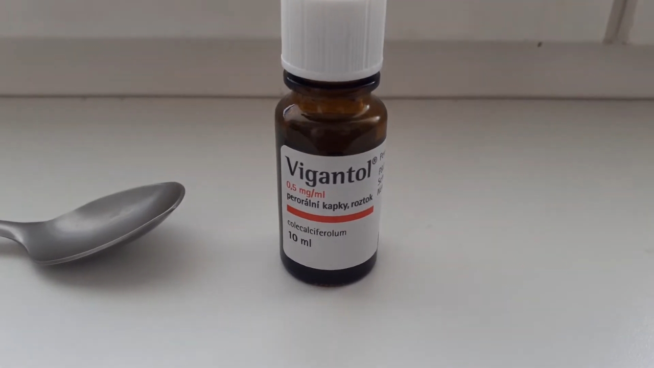 Vigantol kapi pored kašičice na svetloj površini