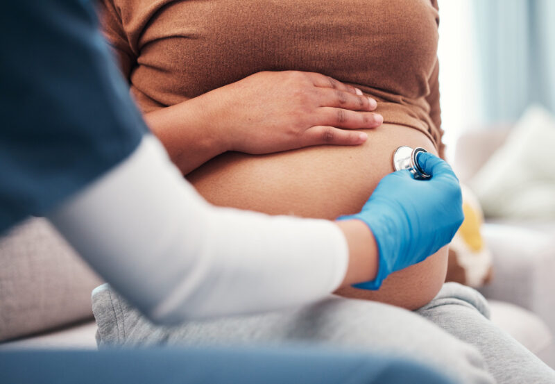 Lekar obavlja pregled trudnice tokom redovne kontrole u trudnoći